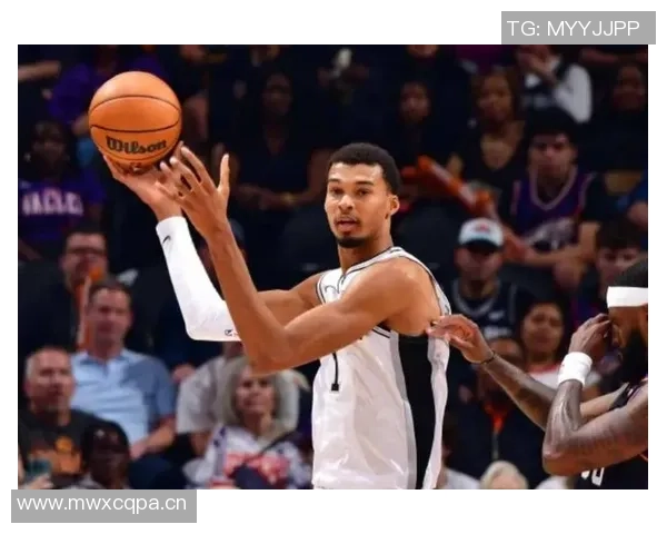 文班亚马半场表现抢眼砍下19分10板3助3断1帽唯失误略显不足